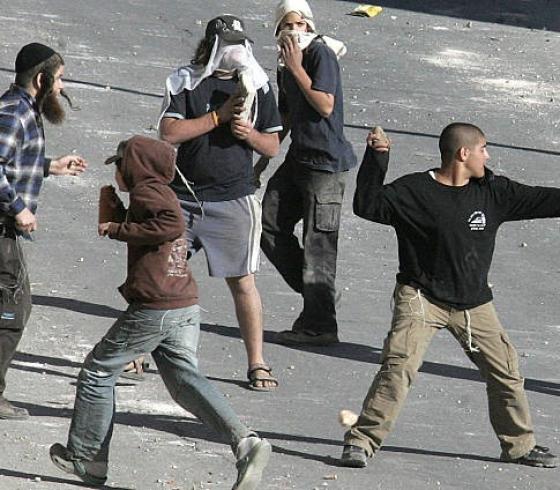 مستوطنون يرشقون الفلسطينيين بالحجارة