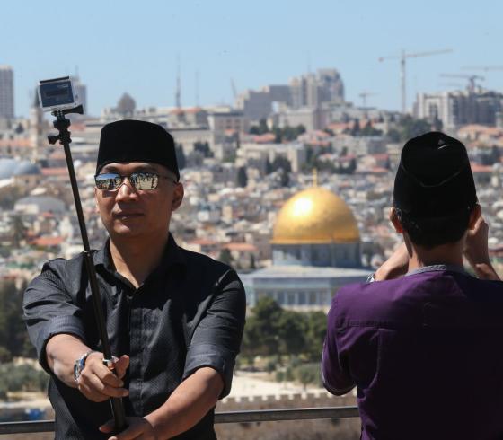 سياح أجانب يلتقطون السيلفي في فلسطين "أرشيفية"