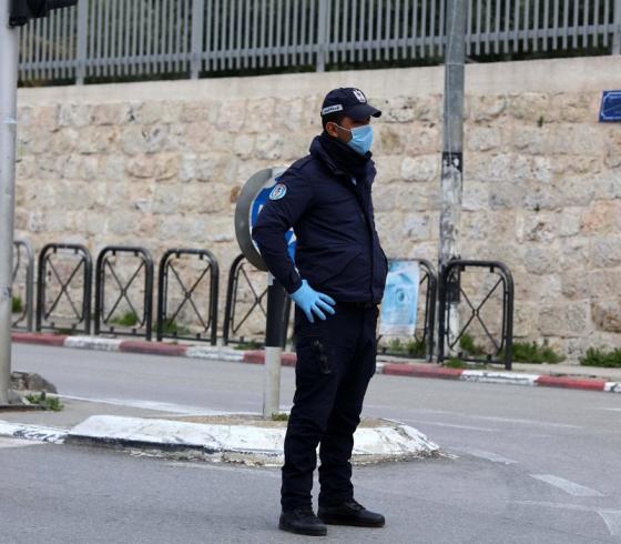 حواجز للامن الفلسطيني تفصل بين القرى والمخيمات وبين المدن في محافظة بيت لحم لمنع انتشار فيروس كورونا. (11)