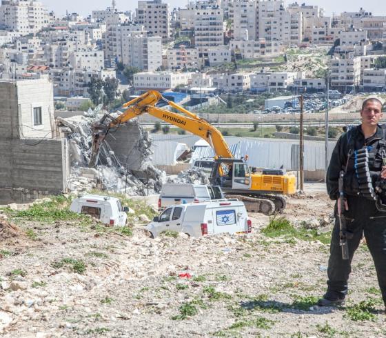 الاحتلال يهدم بناية سكنية فلسطينية في القدس المحتلة بداعي عدم الترخيص