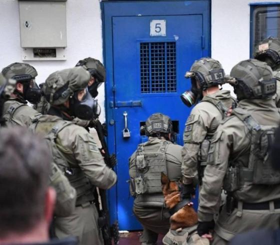 قوات القمع "الإسرائيلية" تقتحم قسم الأسرى في سجن "عسقلان" وتُنكل بهم
