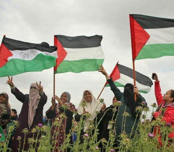 جانب من مشاركة المراة في مسيرة العودة