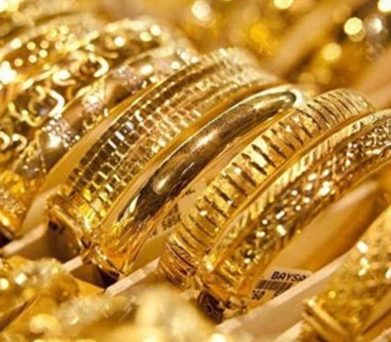 تراجع الدولار يرفع سعر الذهب