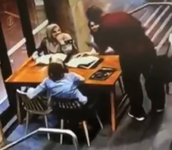 مقطع من هجوم الرجل على السيدة رنا الاسمر