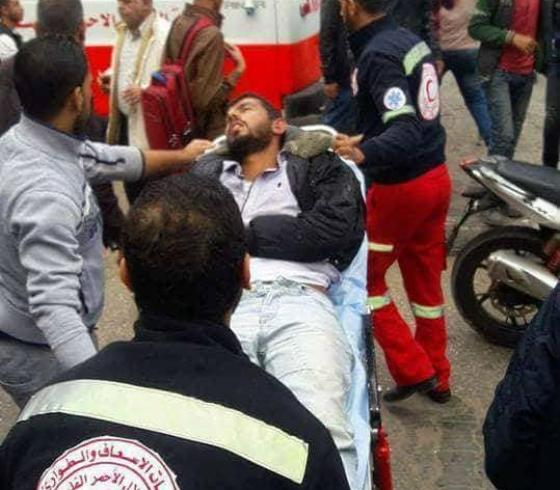 صورة أثناء نقل أحد المصابين