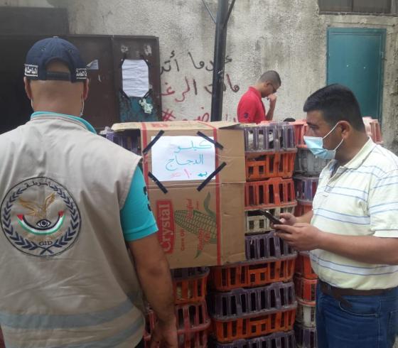طواقم وزارة الاقتصاد خلال تفقدهم الاسواق