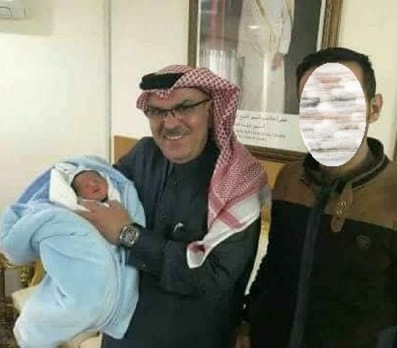 السفير محمد العمادي مع والد الطفل 