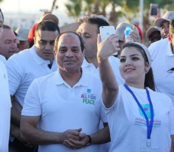فتاة تلتقط صورة سيلفي مع الرئيس