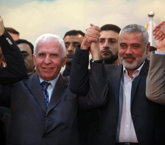 عضو اللجنة المركزية لحركة فتح عزام الاحمد يمين الصورة بجانبه اسماعيل هنية نائب رئيس المكتب السياسي لحماس