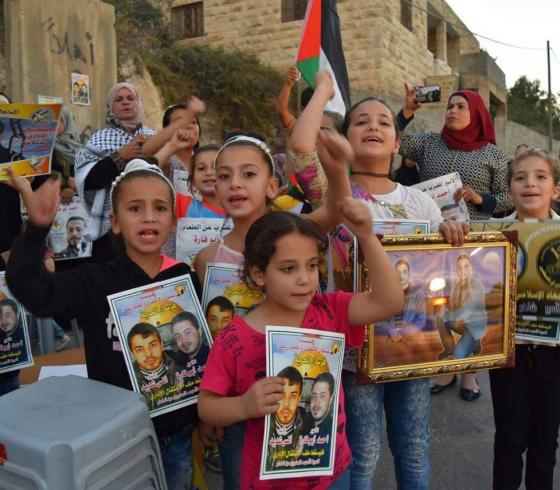 أطفال في وقفة تضامنية مع الأسرى