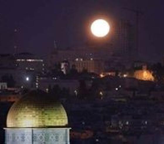 القمر الازرق 2