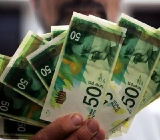 دفعة مالية من مستحقات موظفي غزة