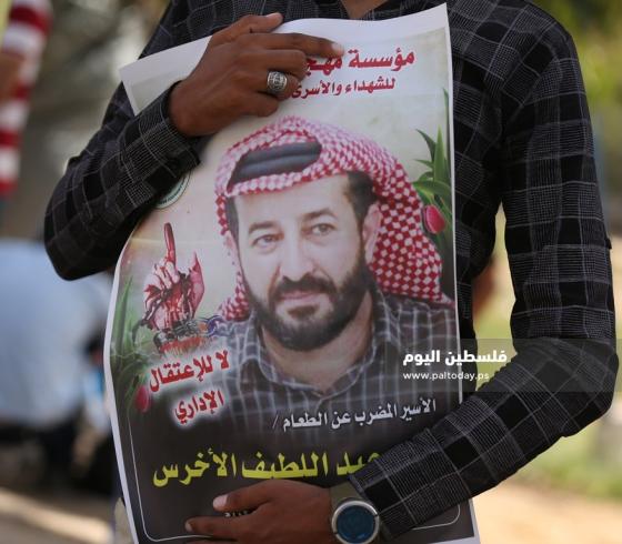 سلسلة بشرية بغزة تضامناً مع الاسير ماهر الاخرس (2).JPG