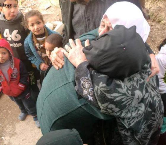 الاسيرة المحررة ‫فداء الشيباني تعانق والدتها