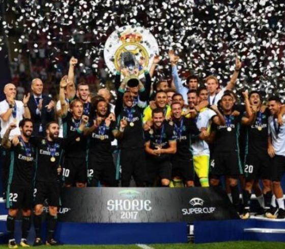 فريق ريال مدريد يحتفل بكأس السوبر الاسباني 
