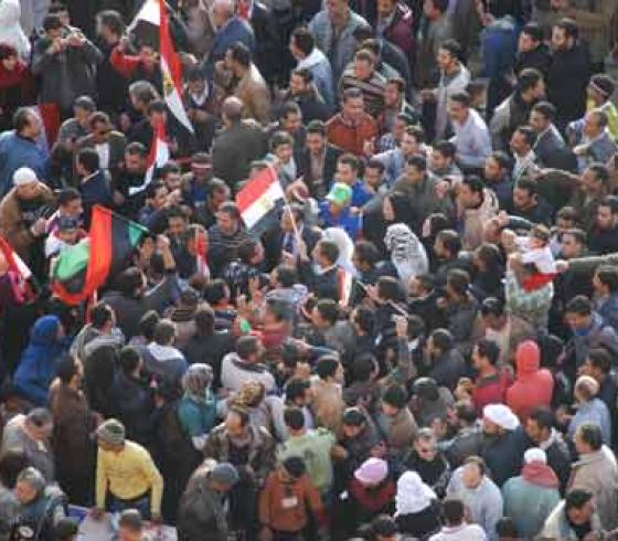 عروسان يحتفلان بزفافهما في التحرير