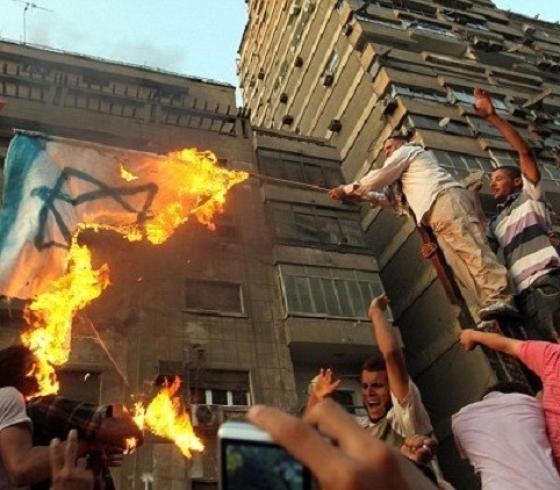 متظاهرون مصريون يحرقون العلم الاسرائيلي ابان اقتحام السفارة الإسرائيلي في القاهرة عام 2011