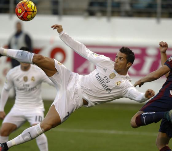 النجم البرتغالي كريستيانو رونالدو  مهاجم ريال مدريد الاسباني