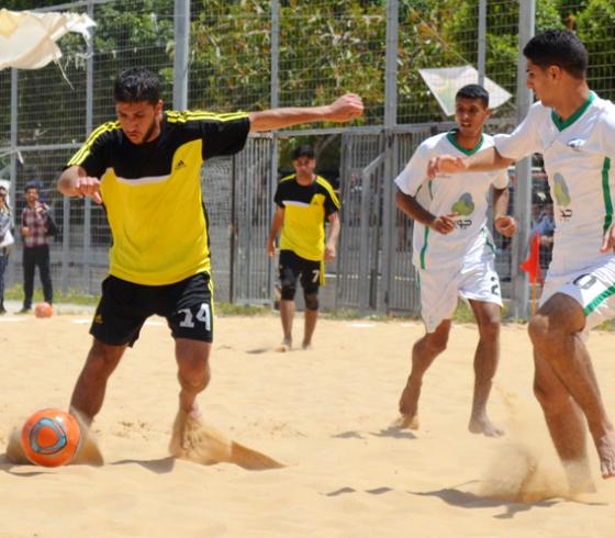 أحد لقاءات دوري كرة القدم الشاطئية