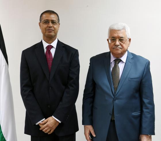 رئيس السلطة محمود عباس والسفير المصري السفير المصري لدى فلسطين سامي مراد