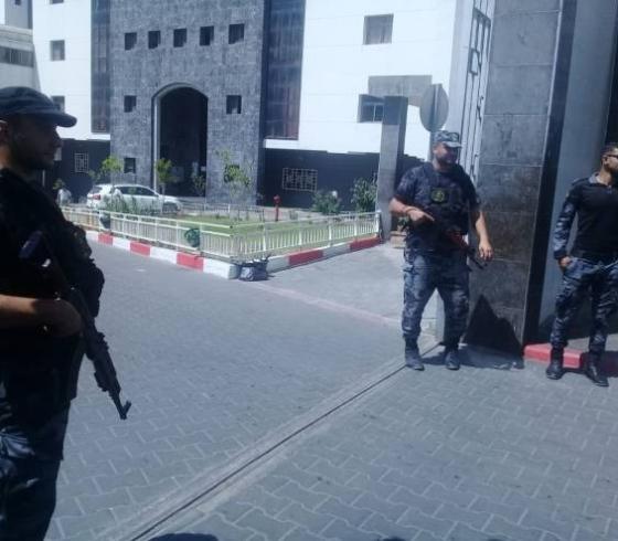 صورة لانتشار الشرطة على بوابة مجمع الشفاء