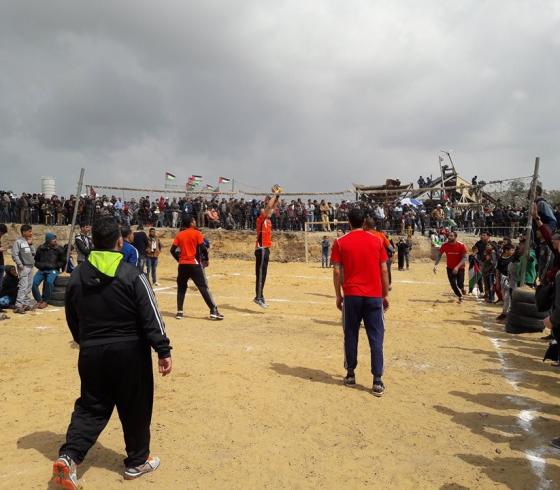 جانب من تنظيم المباريات قرب السياج الفاصل
