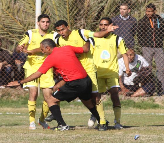لحظة الإعتداء على حكم مباراة النصيرات وخانيونس