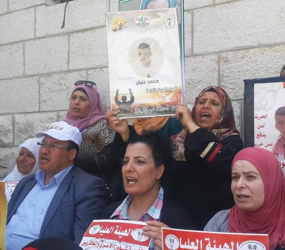 امهات الاسرى يطالبن الصليب بزيارة ابنائهن المضربين عن الطعام في سجون الاحتلال