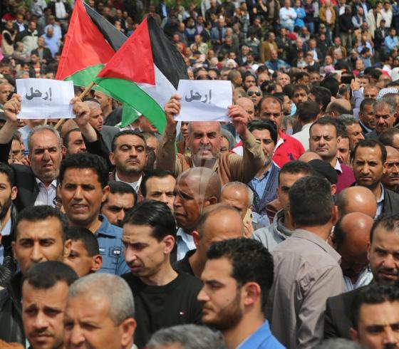 جانب من تظاهر موظفي السلطة في غزة ضد خصم الرواتب