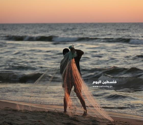 صياد فلسطيني يمارس مهنة الصيد على الشاطئ (2).JPG