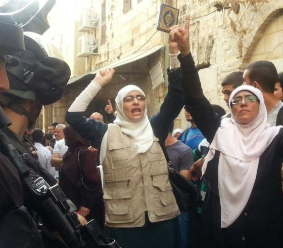 مقدسيات يواصلن رباطهن بالقرب من الأقصى رغم إبعاد الاحتلال لهن