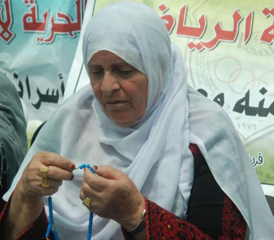 والدة الاسير ابراهيم بارود تضرب عن الطعام تضامناً مع الأسرى