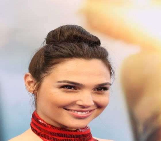 غال غادوت الممثلة الاسرائيلية بطلة فيلم "المراة الخارقة"