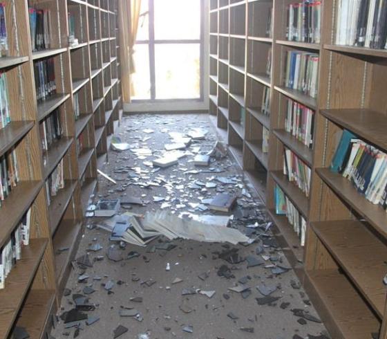 جانب من الاضرار التي اصابت مكتبة جامعة الازهر بغزة