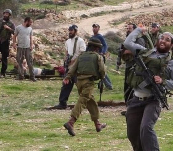 مستوطن برفقة جنود الاحتلال