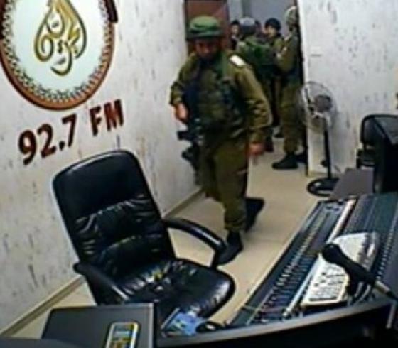 جانب من اقتحام الاحتلال لمقر إذاعة الحرية في الخليل