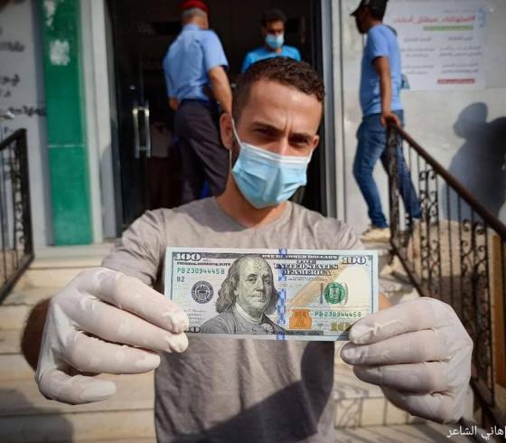 صور بدء صرف المنحة القطرية 100 دولار في قطاع غزة