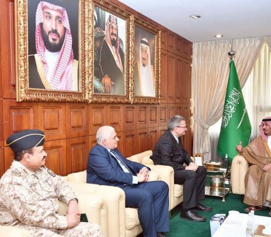 السفير عبدالله الأغا خلال زيارته للأمير خالد بن عبدالعزيز
