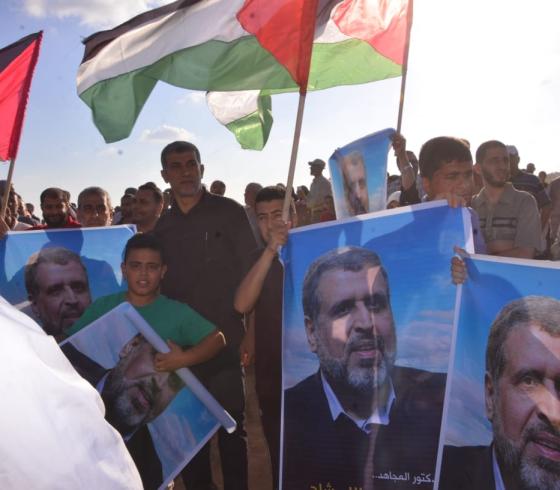 متظاهرون يرفعون صور الامين العام للجهاد الاسلامي د. رمضان عبدالله شلح