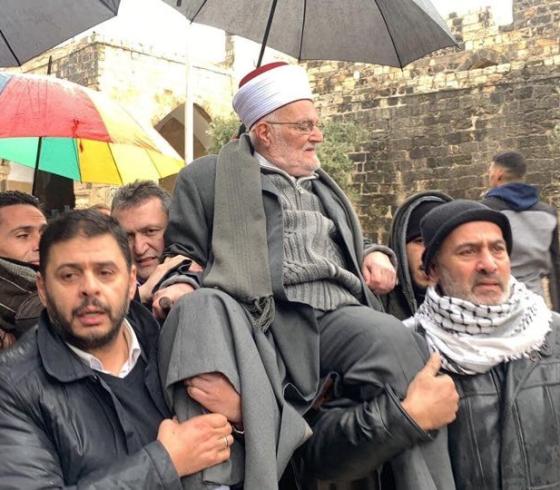 الشيخ عكرمة صبري محمولا على الاكتاف