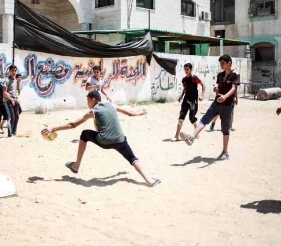 اطفال يلعبون في شوارع غزة