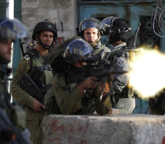 جندي اسرائيلي يطلق النار تجاه أطفال فلسطين