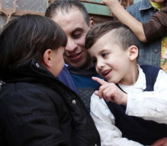 الطفل أحمد دوابشة ابان خروجه من المستشفى