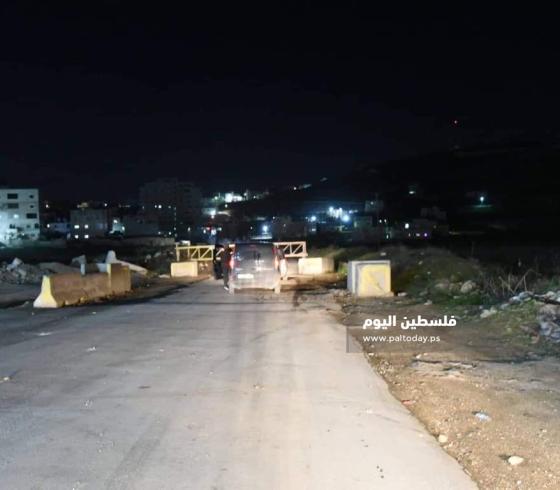 الاحتلال يغلق مدخل مخيم الفوار جنوب الخليل بالبوابات الحديدية (4)