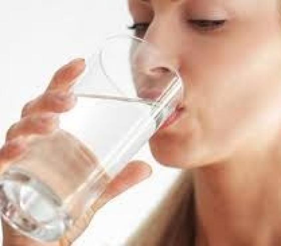 امراة تشرب الماء