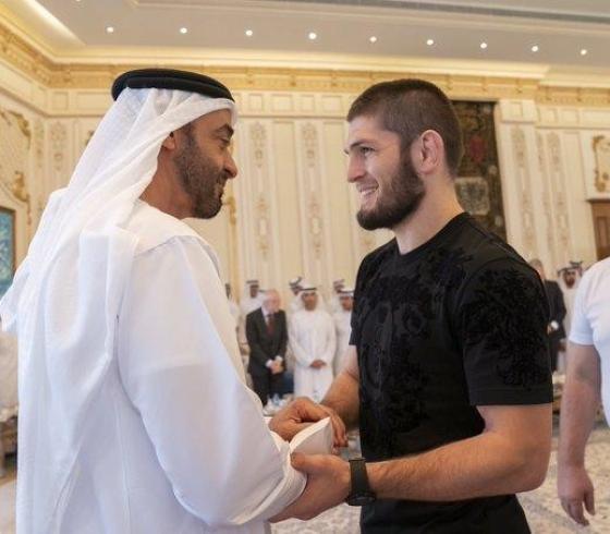 ولي عهد أبو ظبي يستقبل البطل الروسي نور محمدوف بعد انتصاره الـ28 