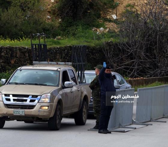 حواجز للامن الفلسطيني تفصل بين القرى والمخيمات وبين المدن في محافظة بيت لحم لمنع انتشار فيروس كورونا. (13)