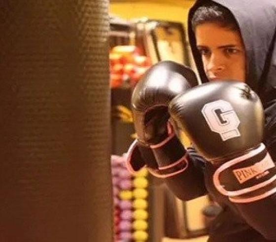 فتاة سعودية تتألق بالملاكمة وتدرب 25 شابة