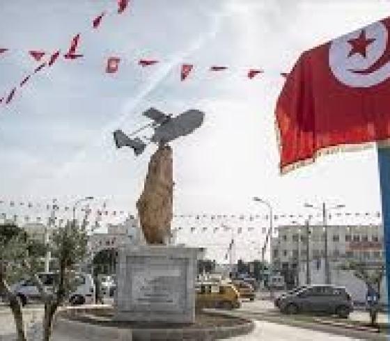 السلطات التونسية تغلق قناة تلفزيونية وإذاعة