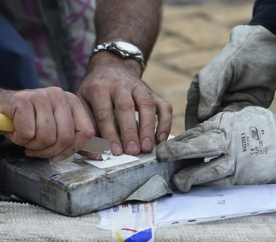 إسبانيا تفكك شبكة لتهريب المخدرات قوامها أفراد عائلة مغربية